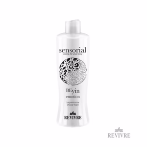 Be-Yin Emotion Shower Foam multisenzorični gel za prhanje na osnovi občutljivih površinsko aktivnih snovi, mikrosferulami hialuronske kisline in karitejevega masla za popolno čiščenje in hidratacijo telesa.