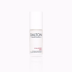 Dalton Hyaluronic Urea Anti-Aging Hyaluronic Acid Serum je vlažilni in polnilni anti-age serum s hialuronsko kislino in brez dišav.