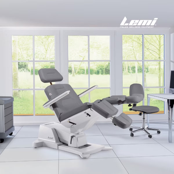 Stol za podiatrijo Lemi Podo Mix 1-2M je ergonomski in funkcionalni stol za pedikuro, zasnovan za maksimalno udobje pacienta ter omogoča strokovnjaku menjavanje delovnih položajev z nastavitvijo višine glede na potrebe pri delu
